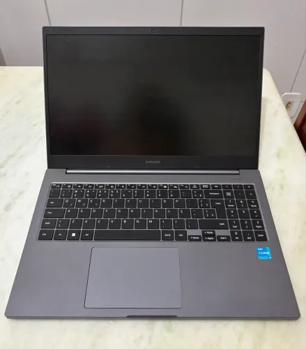 VENDO: Notebook Samsung Book NP550XDA (Intel Core i3-1115G4 / 4 GB RAM / 128 GB)
