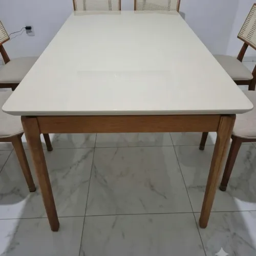 Mesa madeira maciça com tempo de vidro