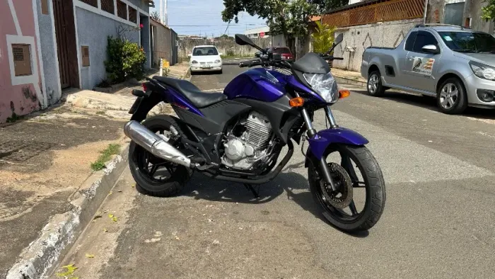 CB300 ROXA 2011