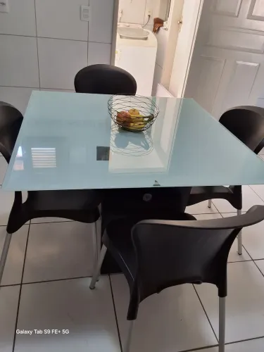 MESA QUADRADA COM 4 CADEIRAS