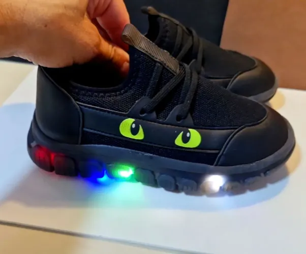 Tênis Infantil Tam 25 - Olhos de Dragão e Sola com Luzinhas de LED (funcionando) - Renner