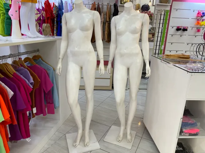 Manequim de fibra corpo inteiro pose