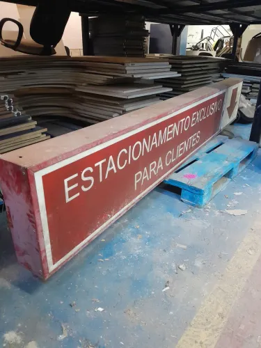 Vendo placa para loja ou estacionamento