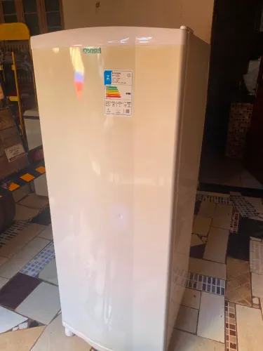 Vende-se geladeira seminova valor:1.400,00