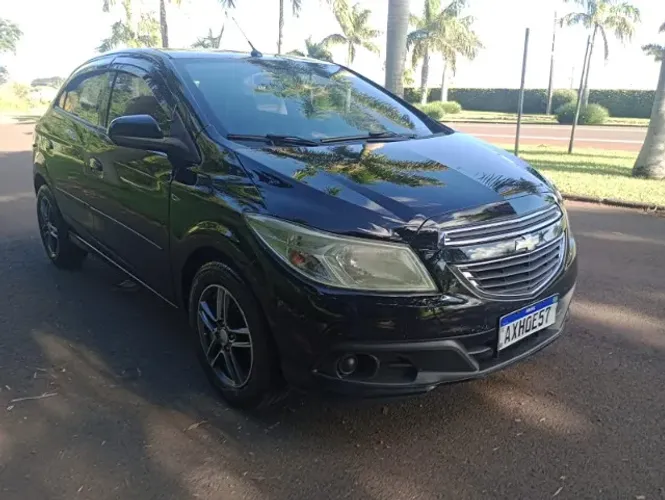 Chevrolet Onix Hatch LT 1.0 8V Flex Power Mec. 4P 2013
