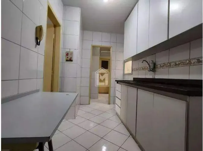 Lívia Machado Imóveis aluga excelente apartamento de 75m² em Jardim Camburi, Vitória.
