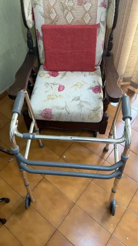 Andador com 4 pés e rodinhas