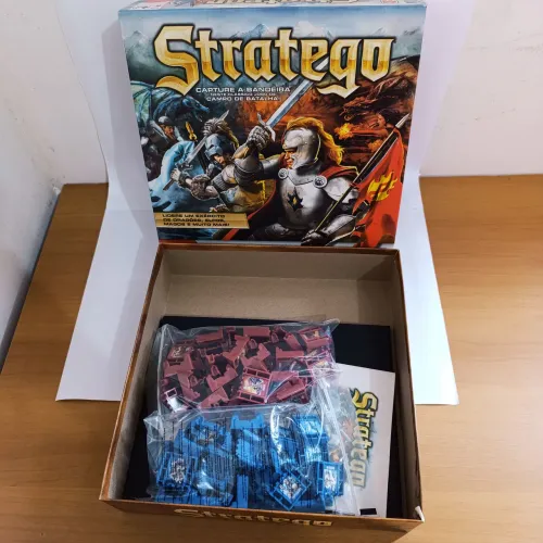 Jogo de Tabuleiro Estratego Hasbro com Caixa e Manual