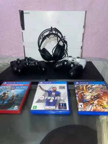 PS4 acompanha 3 controle,1 headset,e 3 jogos