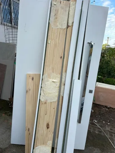 Porta de Madeira pivotante Lisa, Acabamento Branco com Dobradiça em Inox - marca Rohden
