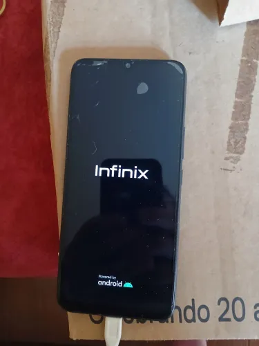Celular infinix tela trincada