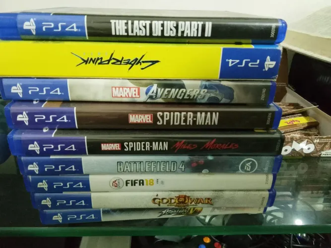 PlayStation 4 Slim 500GB + 2 controles + vários jogos R$ 1.700