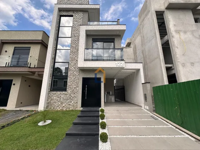 Sobrado com 146m² no bairro Umbara