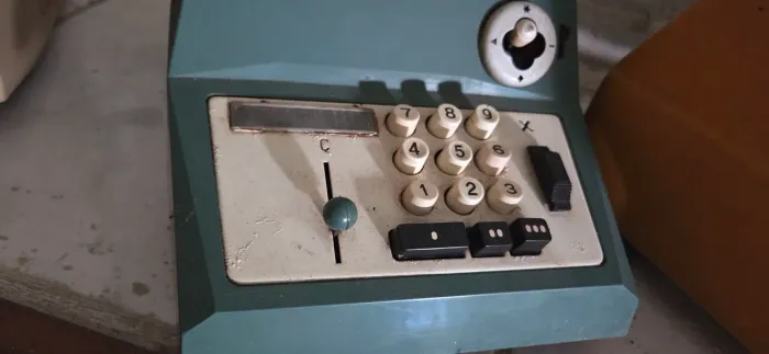 Calculadora Mecânica Antiga de Manivela - Vintage - Década de 1960/70