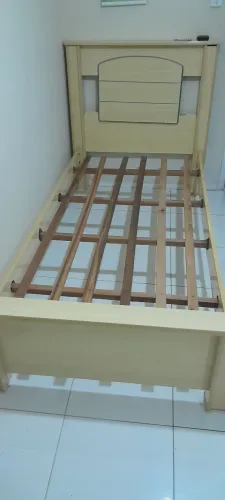 Vendo uma cama solteiro Preço impecável
