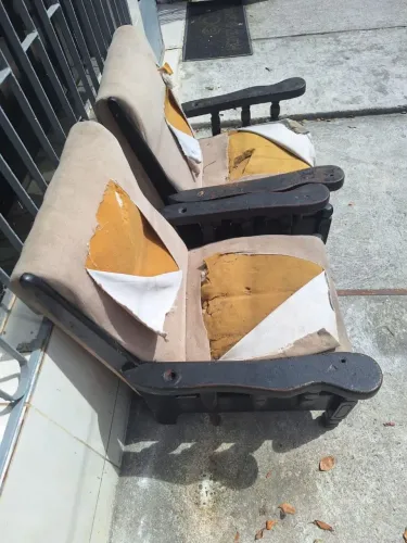 Duas poltronas madeira pura, precisando ajeitar o tecido.