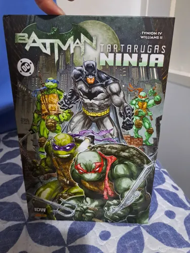 Batman e Tartarugas Ninja capa dura