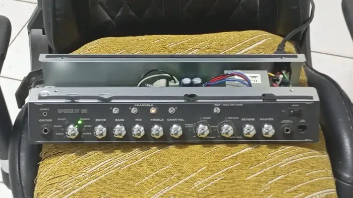 Modulo Amplificador Guitarra Line 6 Spider IV - liga, funciona e desliga - precisa revisão