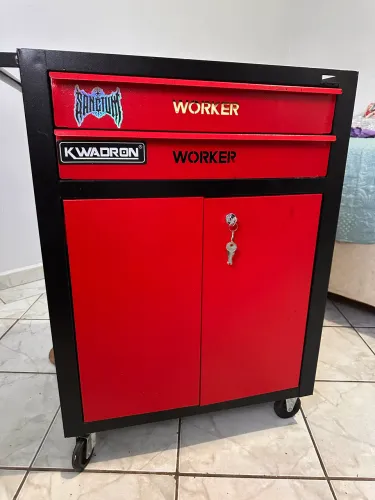 Carrinho de ferramentas vermelho