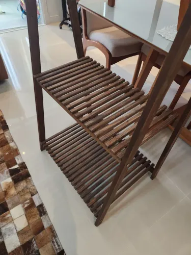 ? ARARA DE ROUPAS EM MADEIRA COM 2 PRATELEIRAS - FUNCIONAL E ESTILOSA