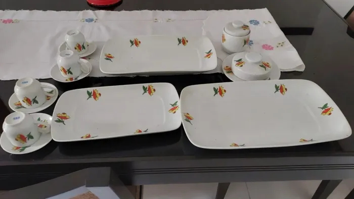 Conjunto de Louça Reforçada Floral - Travessas, Xícaras e Potes