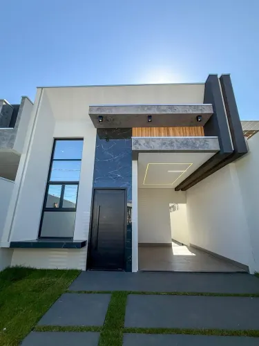 Casa com 3 Suites em Rua Fechada no Bairro Santa Cruz