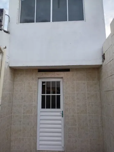 Aluguel casa duplex c/ sala, cozinha/serviço, 1 WC e 2 quartos: 1 solteiro e 1 casal 