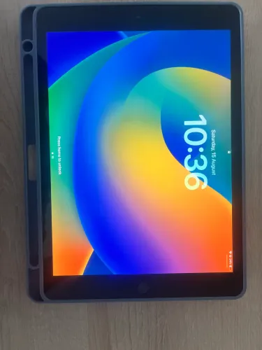 iPad 7ª geração + capa com suporte para caneta