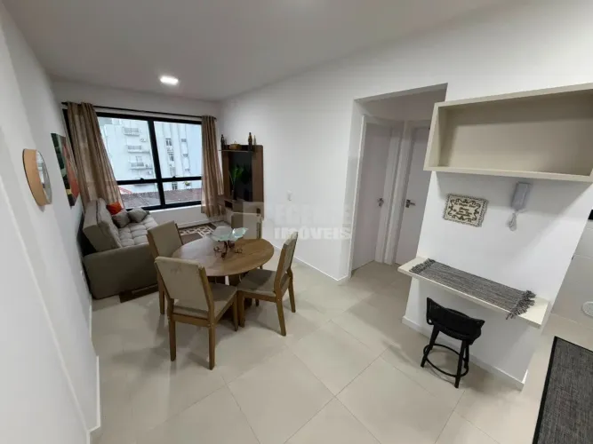 Excelente apartamento mobiliado com 01 dormitório no bairro Carvoeira, em frente a UFSC!