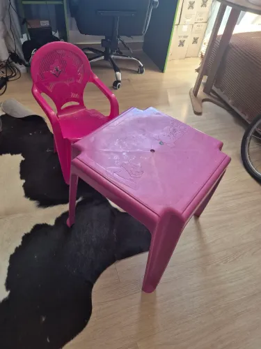 Mesa e cadeira infantil