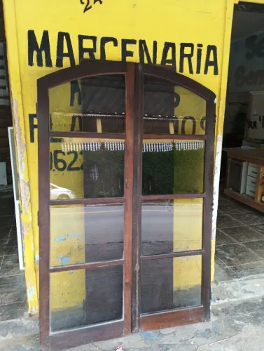 Porta balcão par com vidro parte dentro