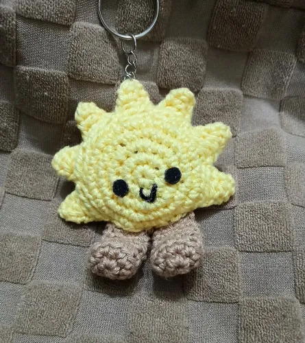 amigurumi chaveiro sol com pernas crochê - 10cm