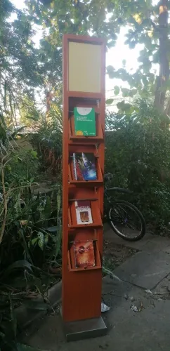 Estante de Madeira para Livros ou Guadros cada uma tenho só 2 como essa