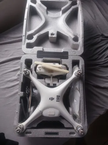 Vende se Drone Phantom 4 pro com defeito ,controle funcionando perfeitamente  bateria boa 