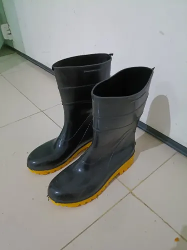 Bota Pvc Cano Médio Preta Sola Amarela Impermeável