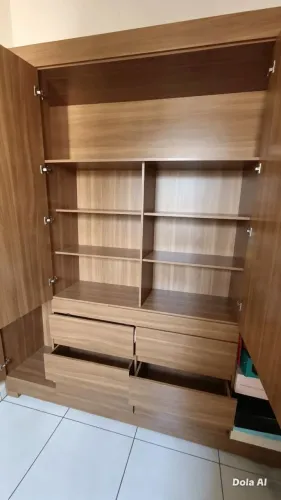 GUARDA-ROUPA COM ESPELHO