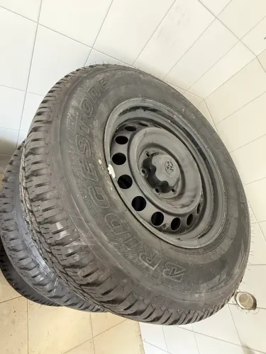 Roda com pneu Bridgestone Dueler A/T 265/65 R17 original Toyota Hilux 2022