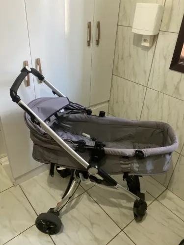 Carrinho Moisés e bebê conforto 