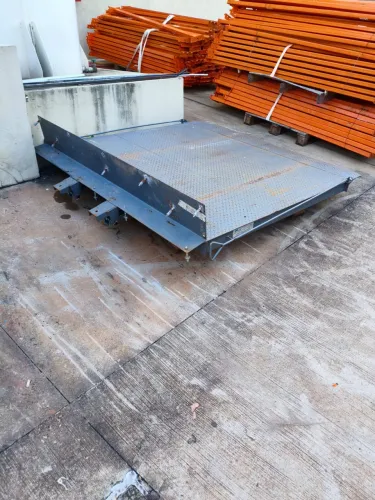 Plataforma niveladora frontal Niverlatec Impecável