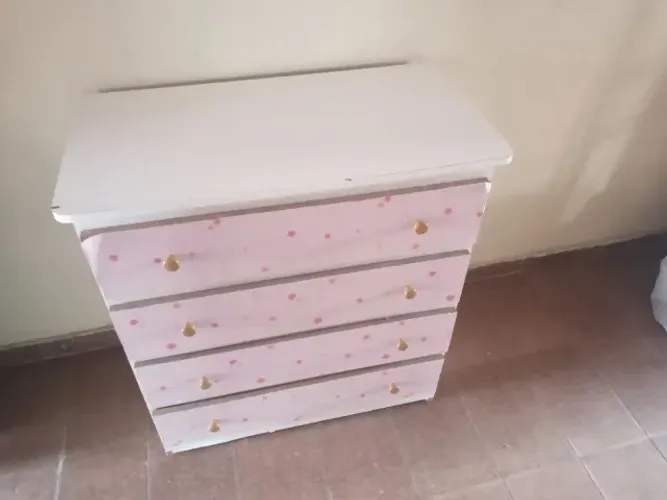 Cômoda com quatro gavetas