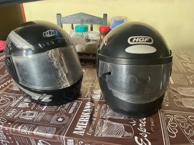 Dois capacetes Usados EBF e HGF