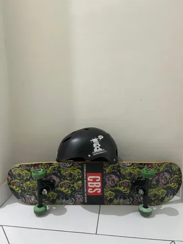 vendo skate cbs original + capacete