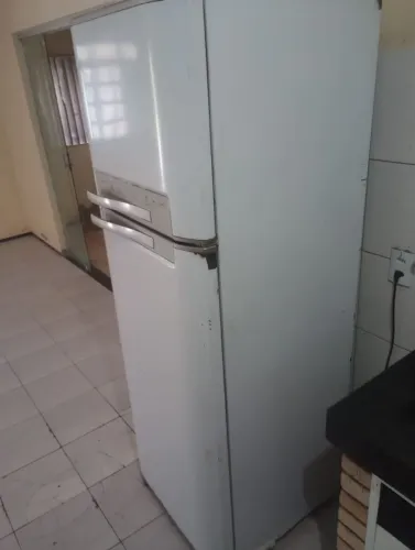 Vendo geladeira em ótimo estado de preservação e funciona perfeitamente só q comprei outra