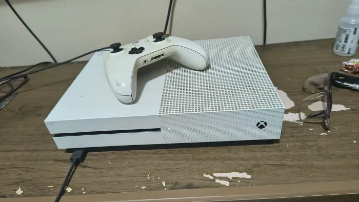 Xbox One S, 1controle e 1 jogo.