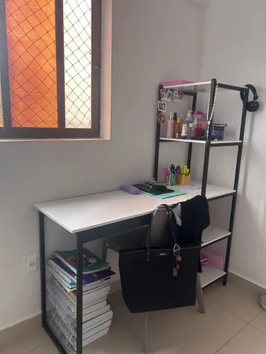 Escrivaninha com estante 