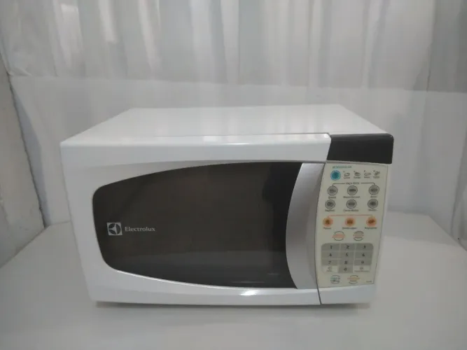 Forno microondas Eletrolux 18 litros tudo funcionando bem