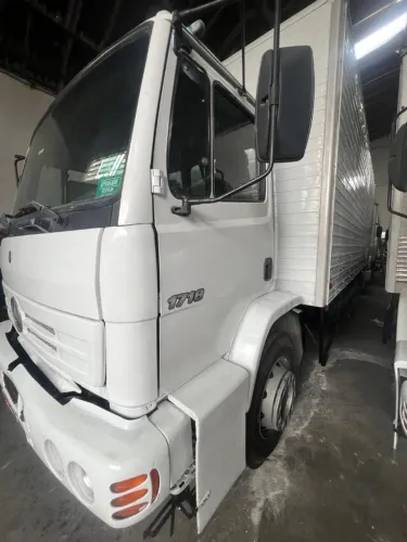 Caminhão Mercedes com baú, Modelo 1718 em Ótimo estado de conservação