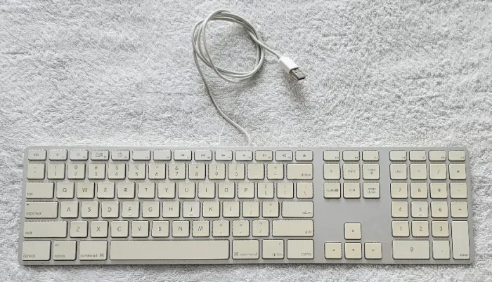 Teclado Apple com fio, com teclado numérico A1243