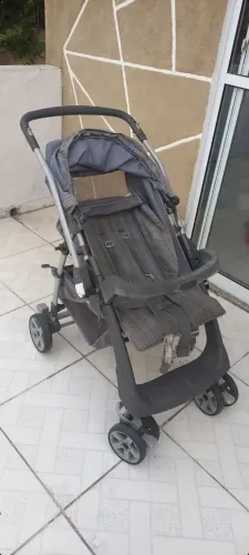 Carrinho com bebê conforto Burigotto