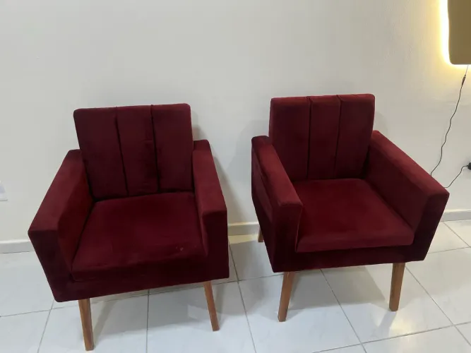 Poltronas em veludo vinho